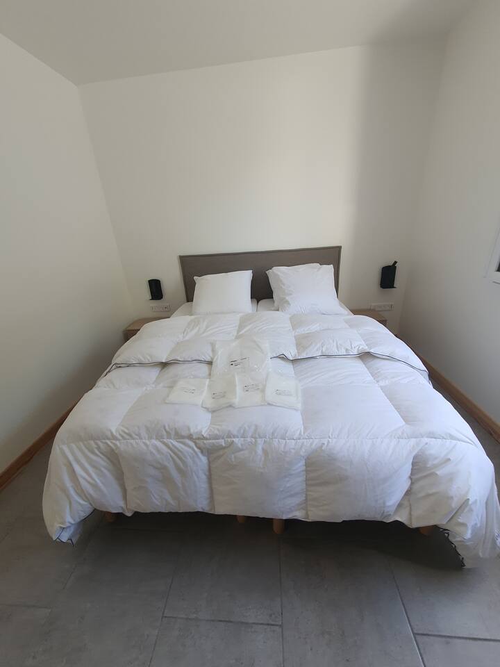 Lit 160cm X 200cm matelas 25cm, lit séparable en deux parties . dressing, télé smartTV, porte de 83cm, etc...