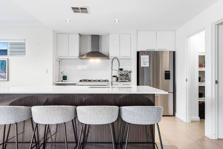 Family home – walk to Scarborough beach gallery image 4