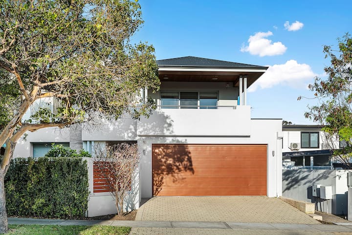 Family home – walk to Scarborough beach gallery image 2