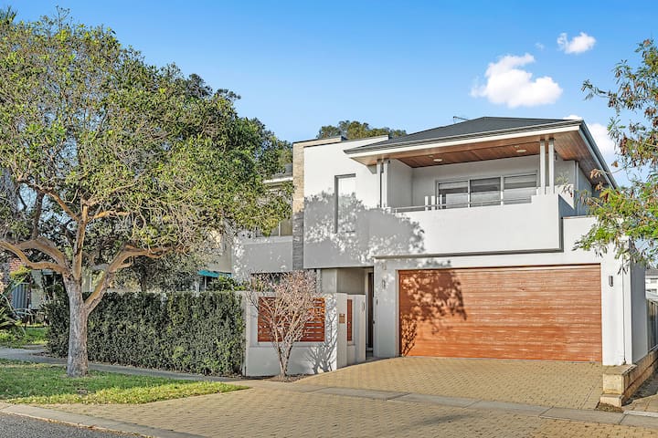 Family home – walk to Scarborough beach