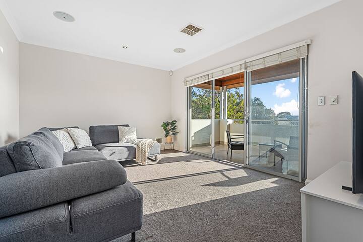 Family home – walk to Scarborough beach gallery image 3