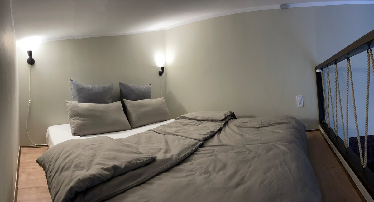 חדר השינה העליון מציע מיטה זוגית או 2 מיטות יחיד עם נוף לסלון למטה