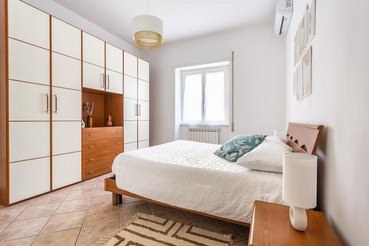Deep, restorative sleep—queen bed in a calm, comfortable room.
Unpack and settle in: plenty of wardrobe space for longer stays.