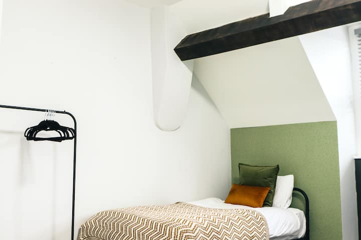 2 jednolôžkové postele 
2 samostatné postele, ktoré sa dajú pospájať do manželskej postele 