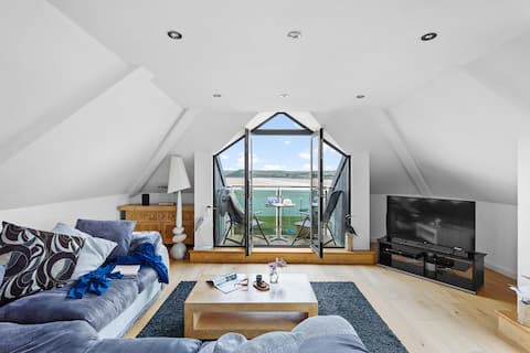Top Airbnb: Beachfront apartment in Rock - Parking - Sea Views in St. Minver Lowlands
