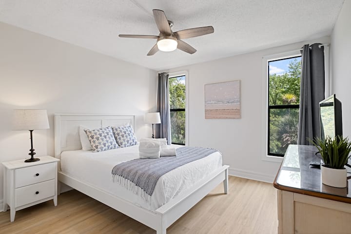 Situata tra la "Bunk Room" e la camera da letto principale, la camera da letto secondaria si trova proprio dall'altra parte del corridoio rispetto al bagno condiviso da queste camere da letto.  