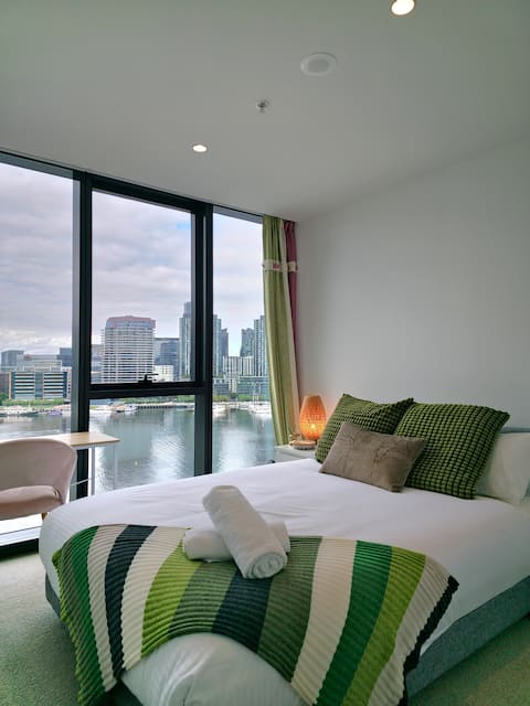 Harbour Views, Docklands Dream: Balcony. Pool/Gym.
