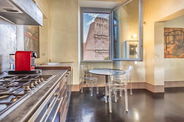 Iconic apartment with breathtaking Colosseum view gallery image 4