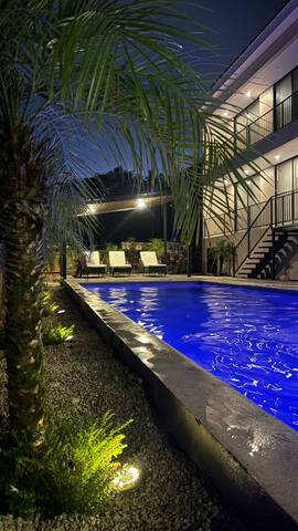 24 people, Tamarindo beach, Retreat/Party w Pools