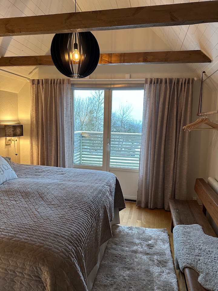 卧室很漂亮，天花板高，景色迷人。