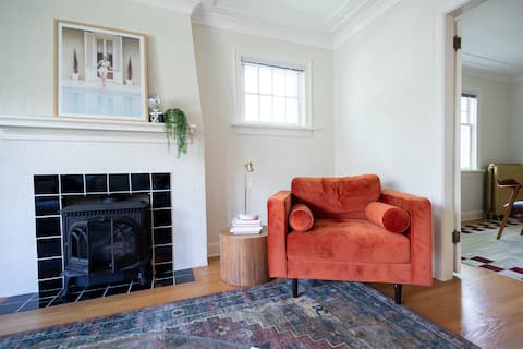 Successful Airbnb property: Charming and Contemporary Two-Bed Calgary Condo in Cliff Bungalow