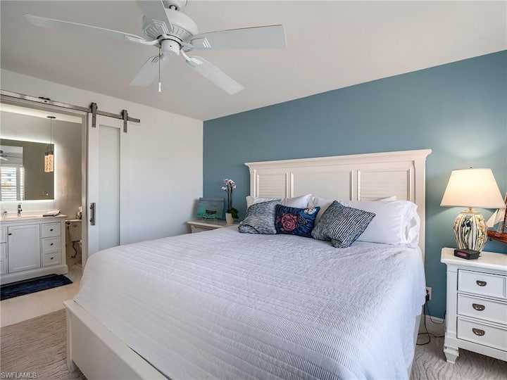 מיטת קינג סייז עם אמבטיה צמודה.