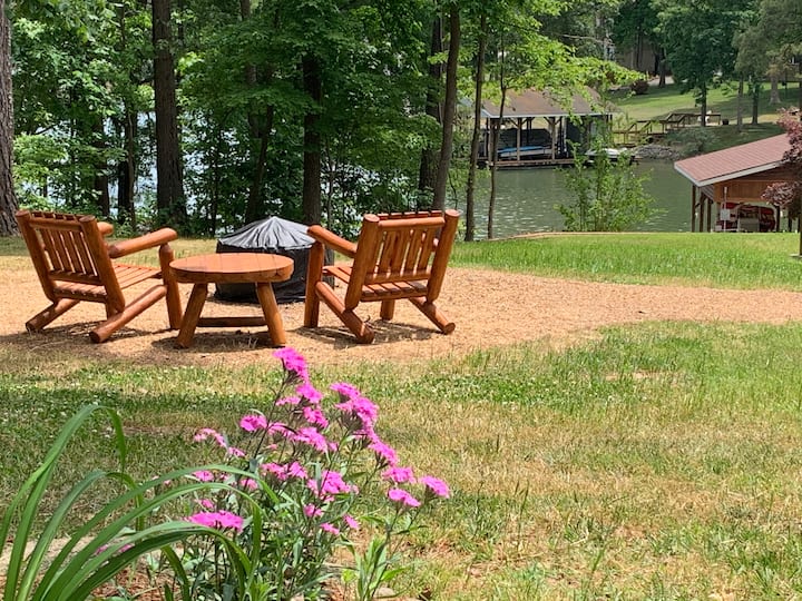 Lakefront- 3 Separate Living Spaces - Sleeps 32 - Lake Gaston