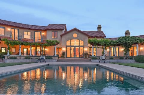 Napa Valley Villa: Exclusive Vineyard Retreat