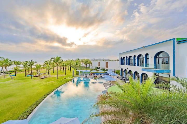 Beach Resort * Luxe Villa* Free Pick-up * Bathtub