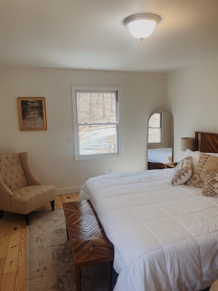 تحتوي غرفة النوم الرئيسية أيضًا على حمام كامل واسع لخصوصيتك.