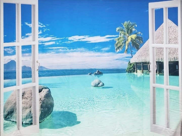 זה פוסטר כרזה שתלוי מול החלון.