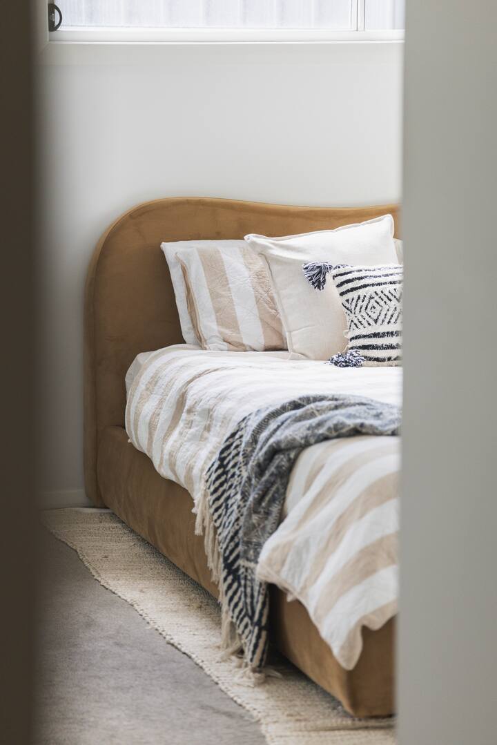 Ova prostrana spavaća soba Master ima iznimno udoban bračni krevet koji je lijepo uređen i ima privatnu kupaonicu s TV-om s ventilatorom i uredskim stolom - ako vam tijekom boravka bude potrebno privatno vrijeme za rad