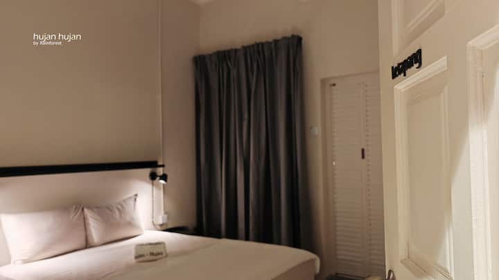 Ketapang je idealan za parove i putnike koji putuju sami i traže intimnost i udobnost. Ova dvokrevetna soba pruža ugodno utočište. Njegov privlačan ambijent obećava mirno utočište u kojem se gosti mogu opustiti i uživati u međusobnom društvu u opuštenom okruženju.