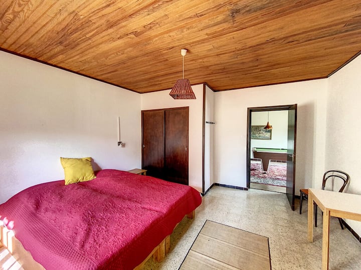 Двокреветна соба со туш и мијалник
