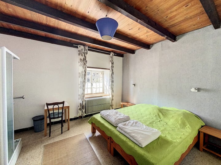 Двокреветна соба со туш и мијалник
