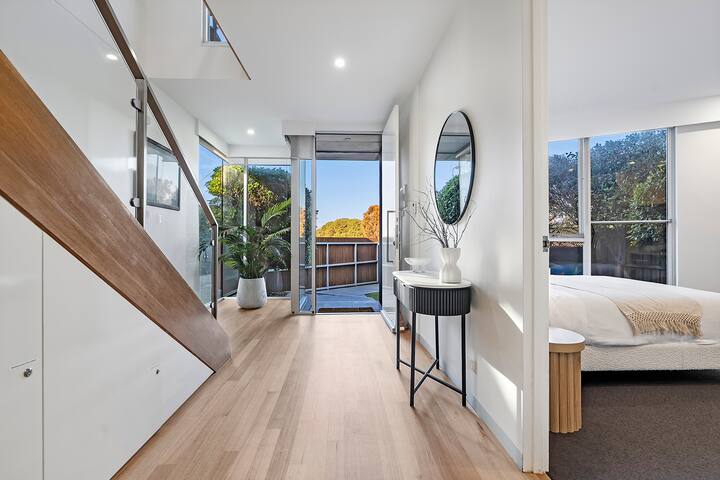 Luxury Beach House With Bay Views, Rooftop & Lift gallery image 2