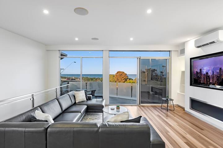 Luxury Beach House With Bay Views, Rooftop & Lift gallery image 3