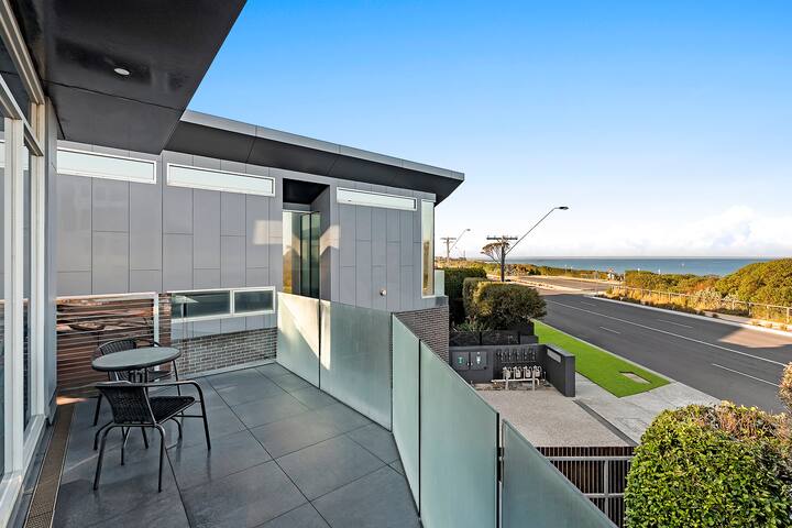 Luxury Beach House With Bay Views, Rooftop & Lift gallery image 4