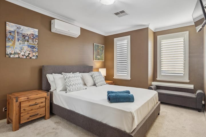 ห้องนอนขนาดควีนไซส์กว้างขวาง  มีทีวีเป็นของตัวเองพร้อมช่องออกอากาศฟรี  โต๊ะข้างเตียงโคมไฟและที่นั่ง  บานประตูหน้าต่างต้นไม้เพื่อความเป็นส่วนตัวหรือเปิดรับแสงมากขึ้น