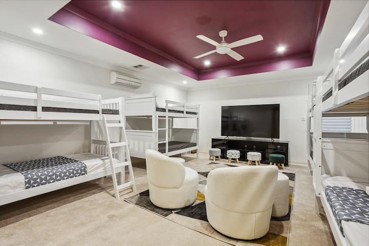 ห้องละครขนาดใหญ่ตั้งอยู่หน้าบ้านใกล้ทางเข้า  ห้องพักมีเตียงคู่ 4 ชุดนอนได้ 8 คน  ประตูบานคู่อยู่ใกล้ๆเพื่อเพิ่มความเป็นส่วนตัวหรือลดเสียงรบกวน  เหมาะสำหรับเด็กหรือกลุ่มมารวมตัวกัน  