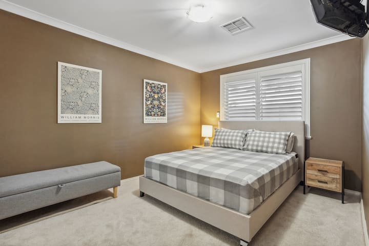 ห้องนอนขนาดควีนไซส์กว้างขวาง  มีเตียงเลื่อนหรือฟูกนอนบนพื้นเพิ่มเติมในตู้สำหรับเด็กหากจำเป็น  ทีวีส่วนตัวพร้อมช่องออกอากาศฟรี  เสื้อคลุมขนาดใหญ่และโต๊ะข้างเตียง 2 ตัว  บานประตูหน้าต่างความเป็นส่วนตัวเปิดและปิด