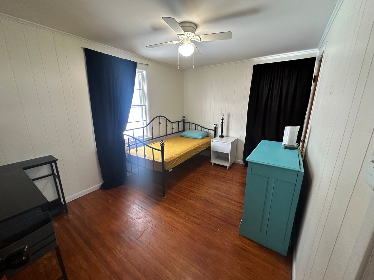 เตียงแฝดพร้อมโต๊ะทำงานและตู้ลิ้นชัก  ตู้เสื้อผ้าเพิ่มเติมสำหรับเก็บของของคุณ!  ตั้งเป็นห้องทำงาน/ห้องเล่นเกม/ห้องเก็บของ ห้องออกกำลังกาย… 