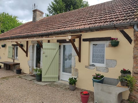 Cozy little farmhouse on the banks of the 15 mm from the Pal