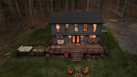 The Chapter House: Hot Tub + Mountain Views
