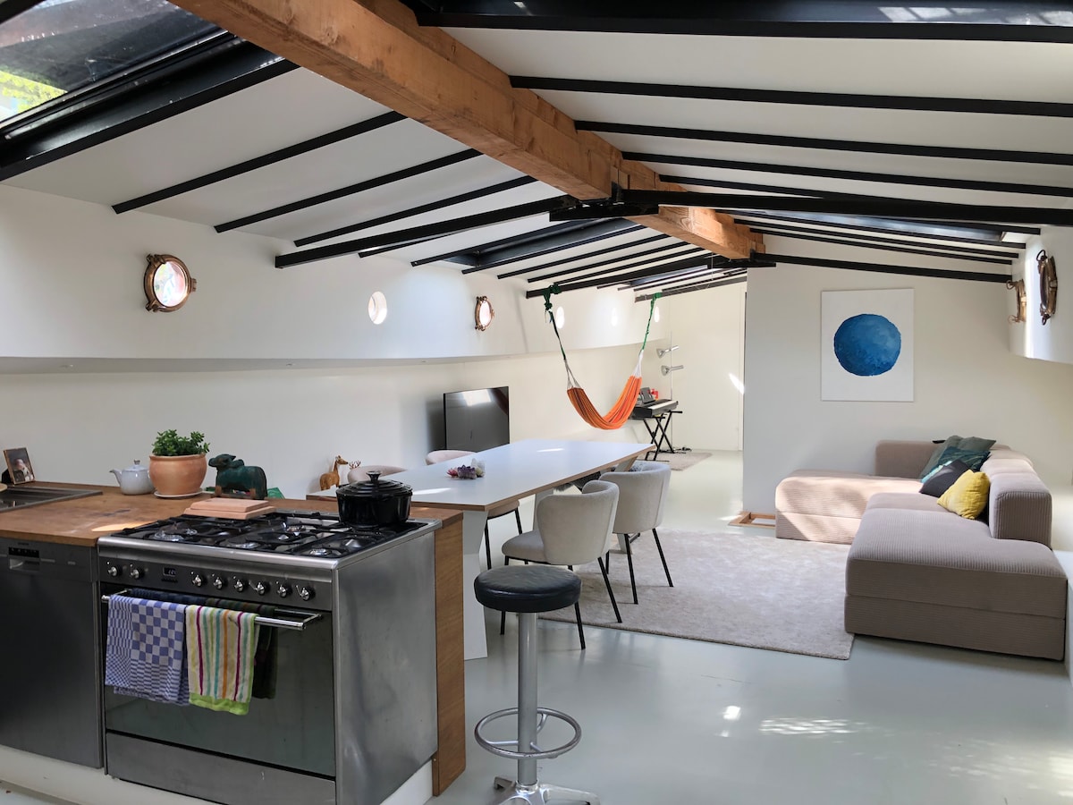 Popular Airbnb listing: Luxury houseboat in the city center, 3 bedrooms in Oude Pijp