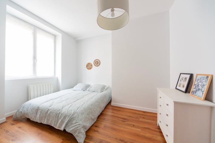 Dhomë gjumi e madhe prej 16m2, e gjerë dhe e përmbytur me dritë natyrale! Madhësia e krevatit është: 160X200 CM