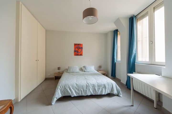 Dhomë e madhe 18m2, e gjerë dhe e qetë, që ofron një strehë qetësie. Madhësia e krevatit është: 160X200 CM