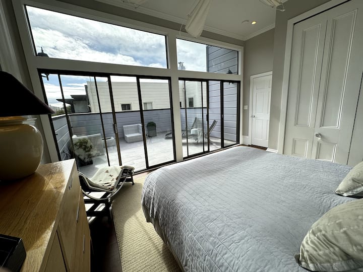 La chambre 1 est le maître et dispose de son propre patio avec vue sur l'Université de San Francisco