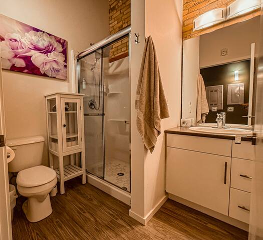 Heart of the City: Cozy 2BR Loft w/Private Cinema gallery image 5