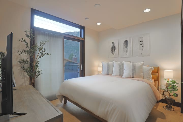 Kalifornisches Kingsize-Bett mit privater Terrasse und schöner Aussicht auf die nahe gelegenen Buttes.  Ein angeschlossenes eigenes Bad und ein eigener Kleiderschrank sind ein perfektes zweites Zimmer für ein anderes Paar oder Kinder. 