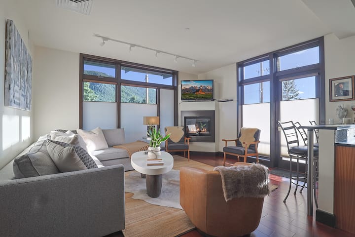 Ein gemütliches Wohnzimmer mit vielen Sitzgelegenheiten für 6 Personen, einem Gaskamin und einem Smart-TV machen es zum perfekten Ort, um sich zu entspannen und den Panoramablick auf die Berge mit einem schönen Getränk zu genießen.   Ein Queensize-West-Elm-Schlafsofa für zusätzliches Schlafzimmer. 