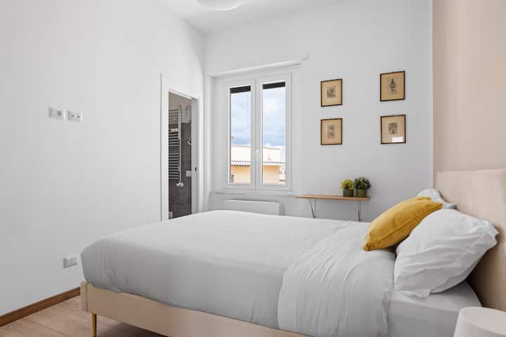 غرفة نوم مع إمكانية الوصول إلى حمام خاص