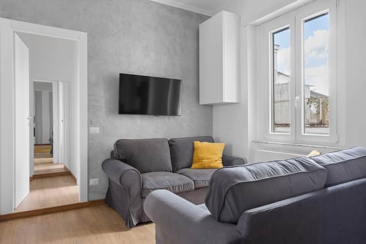 أريكتان مريحتان وتلفزيون مثبت على الحائط