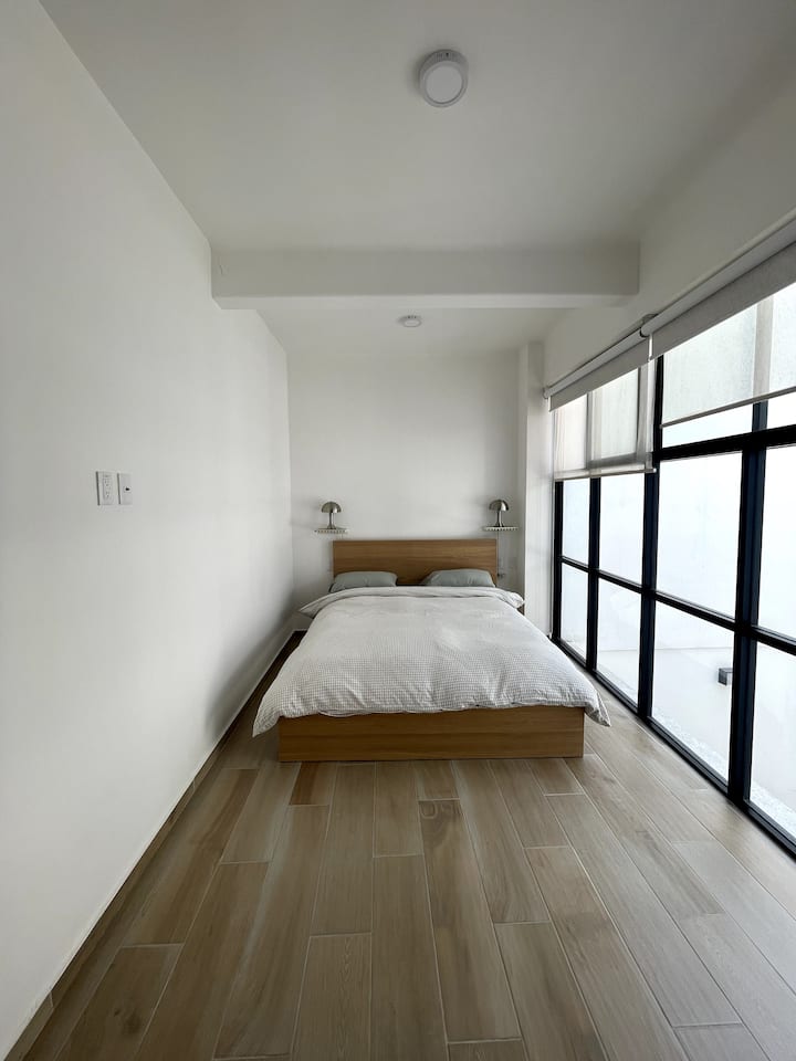 Priestranná hlavná spálňa.