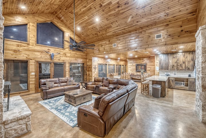 ⟫La Mansion - Pickleball - Pool - Sleeps 21 - Concan, TX