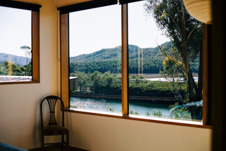 Glavna spavaća soba ima izvanredan pogled na rijeku i planine. 