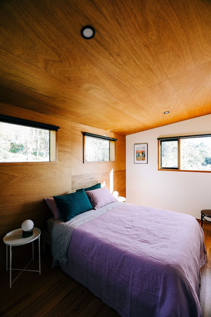 U drugoj spavaćoj sobi nalazi se udoban bračni krevet s madracem marke Ecosa (organski lateks). Upotrebljavamo 100% pamučne osnovne plahte, 100% platnene jastučnice i prekrivače vrhunske kvalitete, u raskošnim bojama. 