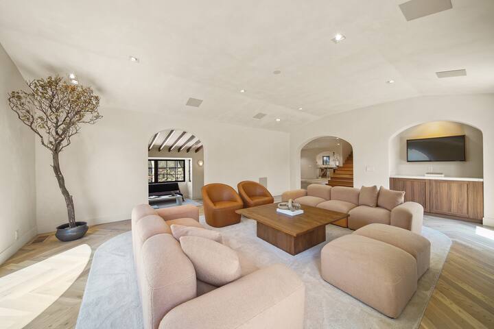 Bella Villa: Luxury Spanish Retreat Near The Grove gallery image 3