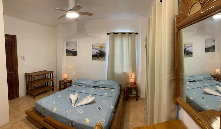 Spálňa 1 s 1 manželskou posteľou Queen, klimatizovanou a kompletnou kúpeľňou.