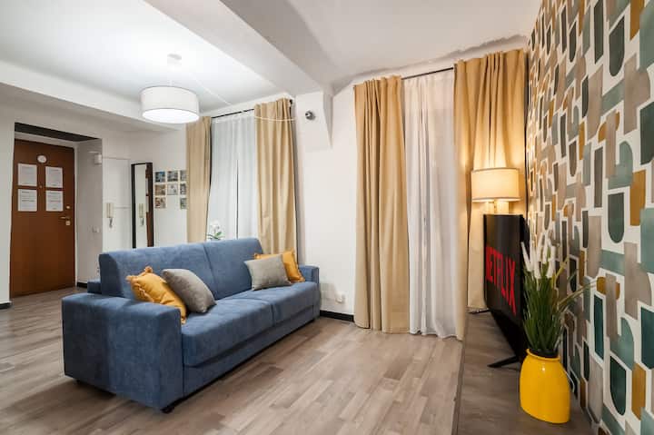 ห้องนั่งเล่นพร้อมเตียงโซฟาคู่และสมาร์ททีวีพร้อมการสมัครสมาชิก Netflix
รายละเอียดทางเข้าพร้อมประตูหุ้มเกราะและอินเตอร์คอม